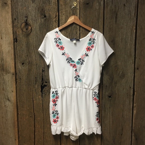 Francesca's Collections Other - FRANCESCAS WHITE FLORAL ROMPER